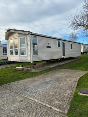2 bedroom caravan, sea views, parking